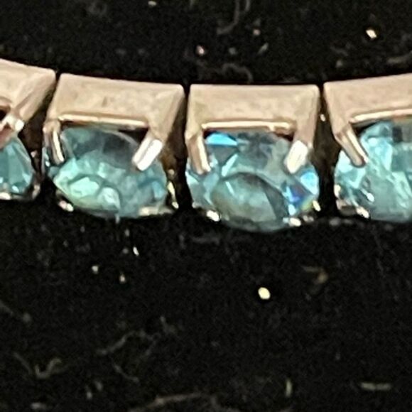 1990s 8” silver tone stretch bracelet w/40 prong set aqua blue Austrian crystals - Picture 3 of 5